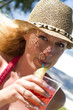 Junge Frau mit Cocktail am Strand