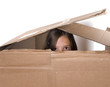regard d'enfant qui sort d'un carton