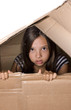 enfant effrayée qui sort d'un carton