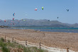 Strandabschnitt mit Kitesurfern