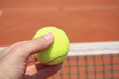TENNIS - Hand mit Tennisball