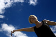 Lachende Frau unter blauem klaren Himmel Lachende Frau unter blauem klaren Himmel