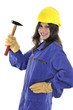 Junge freundliche Handwerkerin mit Schutzhelm