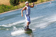 Mann auf Surfbrett beim Surfen Wassersport