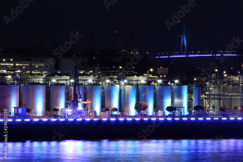 Photo: blau beleuchtete Industrieanlage im Hamburger Hafen blau beleuchtete Industrieanlage im Hamburger Hafen