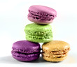 Macarons empilés parfum fraise pistache myrtille praline