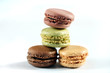 Macarons empilés parfum chocolat pistache vanille praline