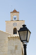 farola y torre de la iglesia