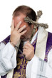 Katholischer Priester mit Handschellen. Missbrauch.