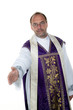 Freundlicher katholischer Priester gibt die Hand