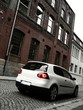 Weißes Auto und alte Fabrik