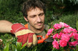 un sécateur dans les mains d'un jardinier un sécateur dans les mains d'un jardinier