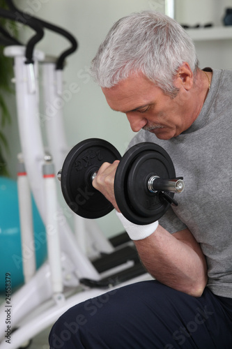 Photo: Homme senior faisant de la musculation Homme senior faisant de la musculation
