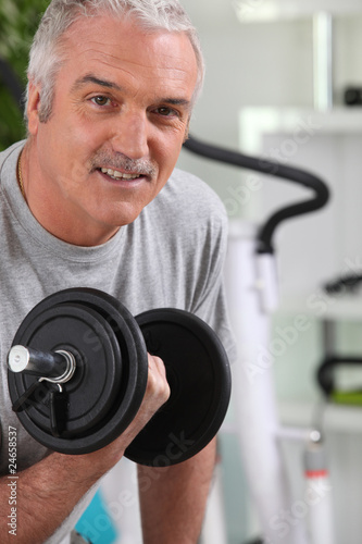 Photo: Homme senior faisant de la musculation Homme senior faisant de la musculation