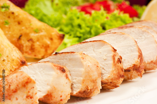Foto: Hähnchenbrustfilet mit Ofenkartoffeln Hähnchenbrustfilet mit Ofenkartoffeln