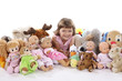 Mädchen mit Puppen und Kuscheltieren