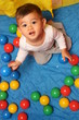 Bébé joue