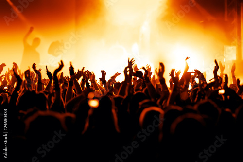 Foto: Jubelnde Konzertbesucher auf Rock-Konzert Jubelnde Konzertbesucher auf Rock-Konzert