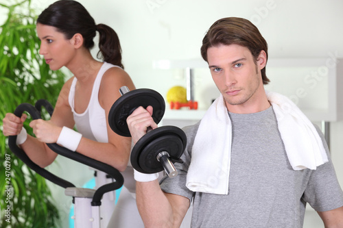Foto: Homme et femme faisant du sport Homme et femme faisant du sport