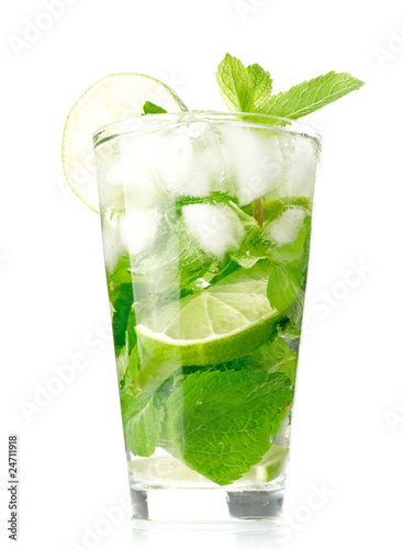 Foto: Mojito cocktail on white background Mojito cocktail on white background