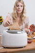 Junge blonde Frau am Toaster
