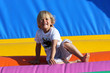 petit garcon sautant dans un chateau gonflable