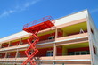 Immeuble en construction et plateforme élévatrice