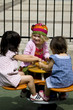 Enfants à l'aire de jeux
