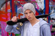 Cool blickender Jugendlicher Mann vor Graffiti
