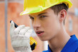 Lehrling / Azubi. Bauarbeiter auf Baustelle mit Helm.
