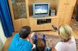 Familie beim Fernsehen mit Fernsehapparat