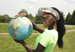 Junge Frau mit Globus