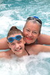 Mutter und Tochter lachen und haben Spass im Jacuzzi.
