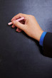 Hand schreibt an Tafel