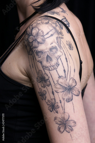 Foto: Oberarm Totenkopf Tattoo