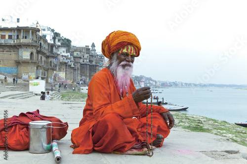 Foto: Old Sadhu at the ghats in Varanasi, India. Old Sadhu at the ghats in Varanasi, India.