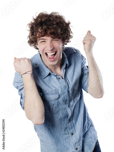 Photo : cri de joie d'un jeune homme heureux cri de joie d'un jeune homme heureux