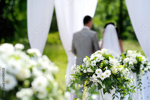 Photo: White flowers wedding decorations White flowers wedding decorations