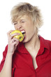 jeune fille dévorant une pomme