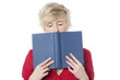jeune fille lisant un livre