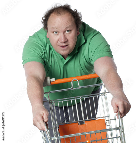 Photo: homme obèse poussant un panier de supermarché homme obèse poussant un panier de supermarché