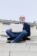 business man architecte retraité avec portable