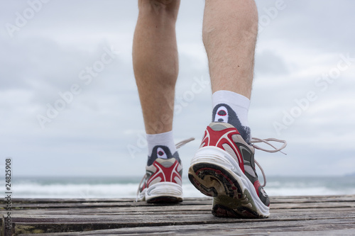 Foto: Beine eines Läufers am Strand Beine eines Läufers am Strand