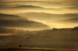 Landschaft eines schönen Morgens mit goldenen Nebel zwischen Hügeln
