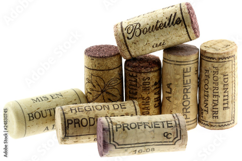 Photo : bouchons de liège pour bouteilles de vin, fond blanc bouchons de liège pour bouteilles de vin, fond blanc