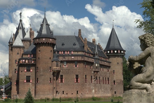 Photo: de haar castle with statue de haar castle with statue