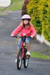 Fillette à vélo.