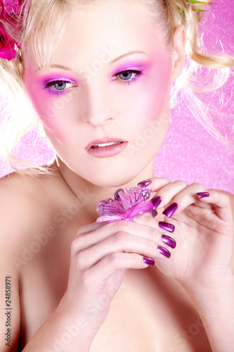 Photo: Pink Lady mit hübsche Fingernägel und Blumen Kopfschmuck 3 Pink Lady mit hübsche Fingernägel und Blumen Kopfschmuck 3