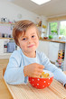 Junge mit Cornflakes