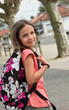écolière avec son sac à dos